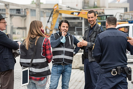 Hüseyin Tabak, Florian David Fitz, Kida Khodr Ramadan (3.-5. v.l.n.r.) bei den Dreharbeiten zu "Oskars Kleid" (2022)