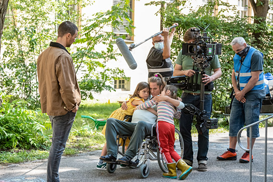 Florian David Fitz, Laurì, Marie Burchard, Ava Petsch (vorne v.l.n.r.) bei den Dreharbeiten zu "Oskars Kleid" (2022)