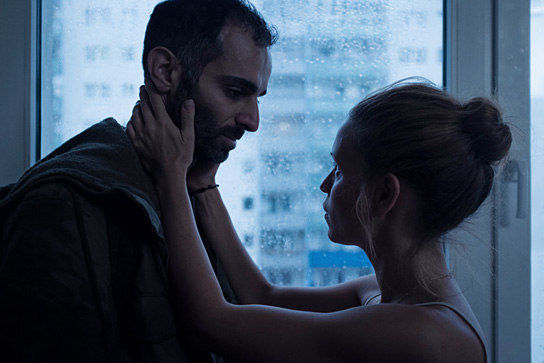 Hadi Khanjanpour und Kristin Suckow (v.l.n.r.) in "Stille Post" (2021)