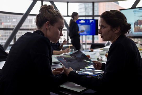 Kristin Suckow und Barbara Philipp (vorne v.l.n.r.) in "Stille Post" (2021)