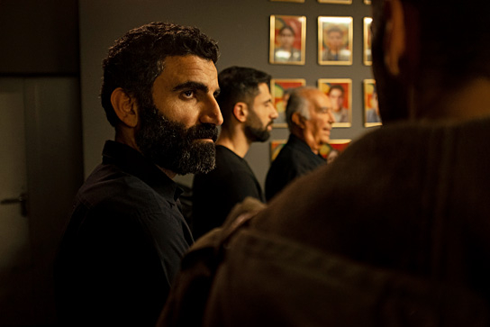 Aziz Çapkurt (links) in "Stille Post" (2021)