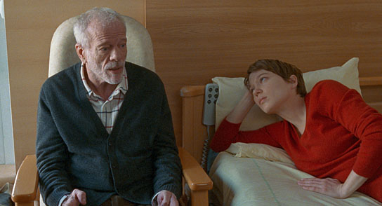 Pascal Greggory, Léa Seydoux (v.l.n.r.) in "An einem schönen Morgen" (2022)