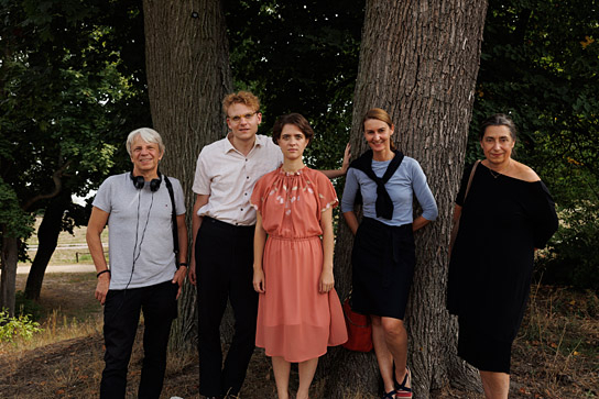 Andreas Dresen, Johannes Hegemann, Liv Lisa Fries, Anja Dörken (Medienboard Berlin-Brandenburg), Cooky Ziesche (Rundfunk Berlin-Brandenburg) (v.l.n.r.) beim Drehstart von "In Liebe, eure Hilde" am 22. August 2022