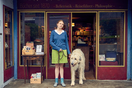 Luna Wedler in "Was man von hier aus sehen kann" (2022)