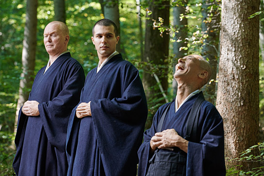 Benjamin Radjaipour (Mitte) in "Was man von hier aus sehen kann" (2022)