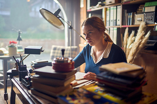 Luna Wedler in "Was man von hier aus sehen kann" (2022)