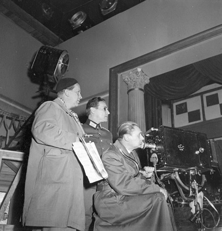 Falk Harnack, Wolfgang Preiss, Karl Löb (v.l.n.r.) bei den Dreharbeiten zu "Der 20. Juli" (1955)