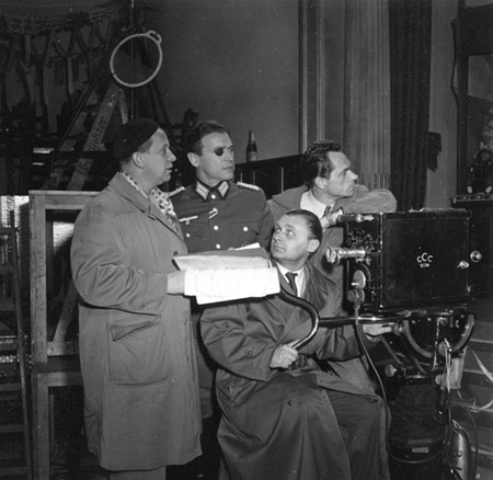 Falk Harnack, Wolfgang Preiss, Karl Löb, Franz M. Lang (v.l.n.r.) bei den Dreharbeiten zu "Der 20. Juli" (1955)