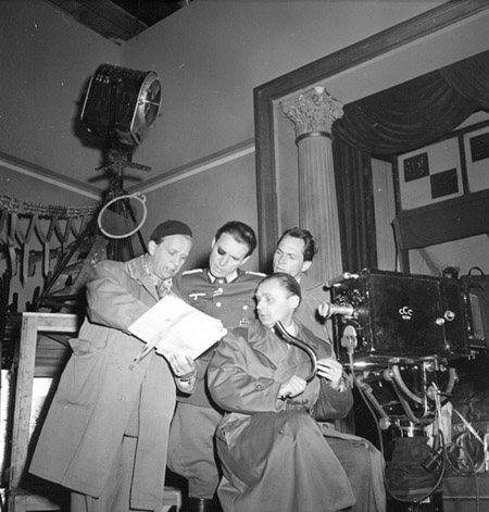 Falk Harnack, Wolfgang Preiss, Karl Löb, Franz M. Lang (v.l.n.r.) bei den Dreharbeiten zu "Der 20. Juli" (1955)