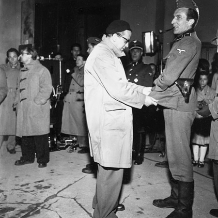 Falk Harnack (vorne links) bei den Dreharbeiten zu "Der 20. Juli" (1955)