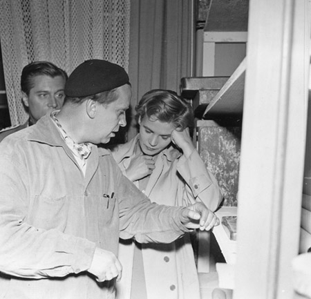 Falk Harnack, Annemarie Düringer (vorne v.l.n.r.) bei den Dreharbeiten zu "Der 20. Juli" (1955)
