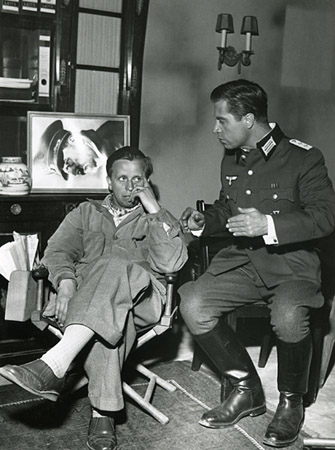 Falk Harnack, Wolfgang Preiss (v.l.n.r.) bei den Dreharbeiten zu "Der 20. Juli" (1955)