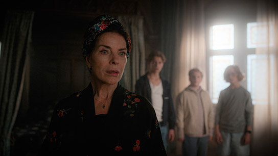 Gudrun Landgrebe, Nevio Wendt, Julius Weckauf, Levi Brandl (v.l.n.r.) in "Die drei ??? - Erbe des Drachen" (2022)