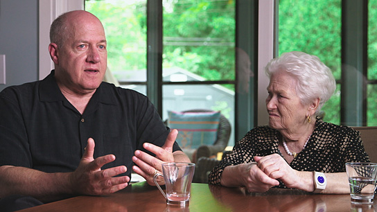 Michael Cohen, Judy Meisel (v.l.n.r.) in "Fritz Bauers Erbe - Gerechtigkeit verjährt nicht" (2022)