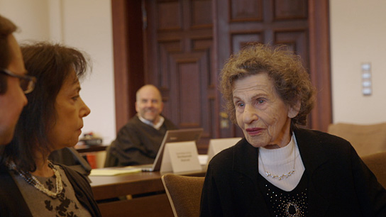 Roza Bloch (rechts) in "Fritz Bauers Erbe - Gerechtigkeit verjährt nicht" (2022)
