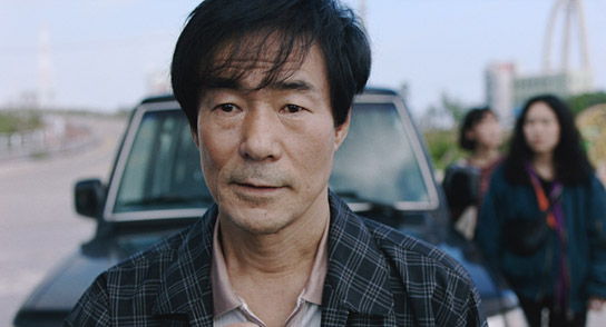 Oh Kwang-rok (vorne) in "Return to Seoul" (2022)