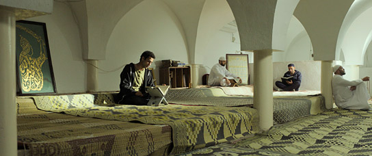 Ahmed El Munirawi (links) in "Sharaf" (2021)