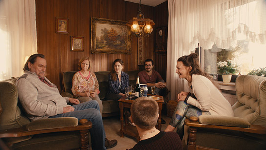 Markus John, Johanna Gastdorf, Lou Strenger, Jean Paul Baeck, Catrin Striebeck (v.l.n.r.), Florian Geißelmann (von hinten) in "Seid einfach wie ihr seid" (2022)