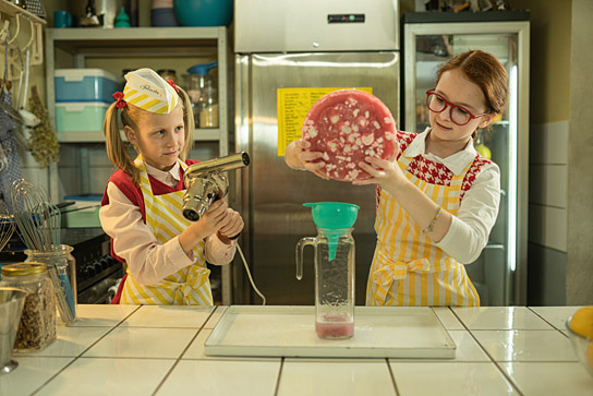 Valerie / Violetta Arnemann, Lisa Marie Trense (v.l.n.r.) in "Lucy ist jetzt Gangster" (2021)