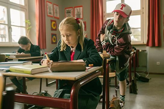 Valerie / Violetta Arnemann (vorne), Brooklyn Liebig (stehend) in "Lucy ist jetzt Gangster" (2021)