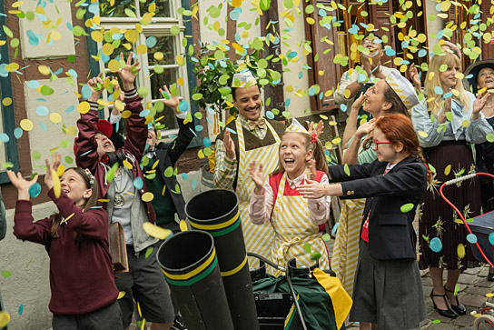 Kostja Ullmann, Valerie / Violetta Arnemann, Franziska Wulf, Lisa Marie Trense (vorne Mitte v.l.n.r.) in "Lucy ist jetzt Gangster" (2021)
