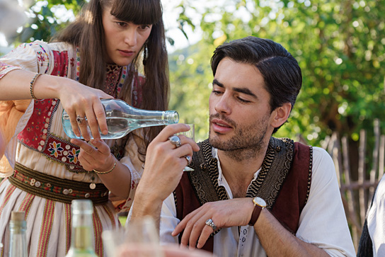 Rina Krasniqi, Nik Xhelilaj (v.l.n.r.) in "Luanas Schwur" (2021)