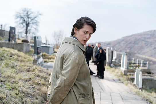 Rina Krasniqi (vorne) in "Luanas Schwur" (2021)