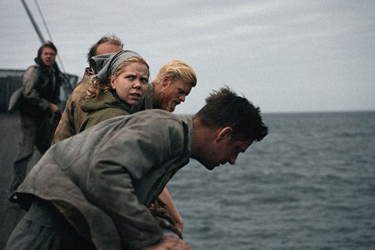 Alexandra Gjerpen (2.v.v.) in "War Sailor" (2022)