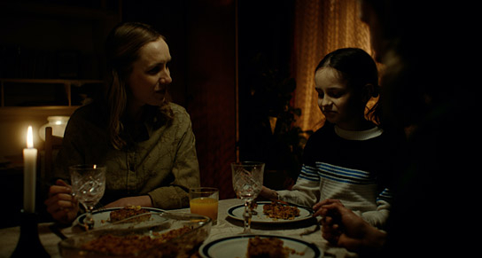 Eugénie Anselin, Ruby Mellahn (v.l.n.r.) in "Neuanfang"(2022)