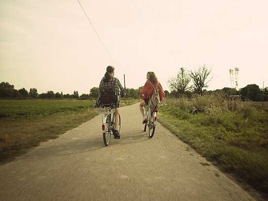 Celine Buchholz, Amira Demirkiran (v.l.n.r.) in "kaugummi" (2022)