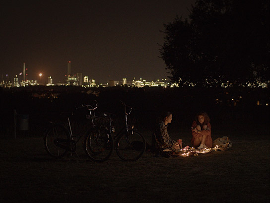 Amira Demirkiran, Celine Buchholz (v.l.n.r.) in "kaugummi" (2022)