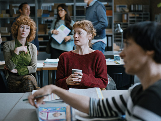 Sarah Bauerett, Leonie Benesch, Kathrin Wehlisch (vorne v.l.n.r.) in "Das Lehrerzimmer" (2023)