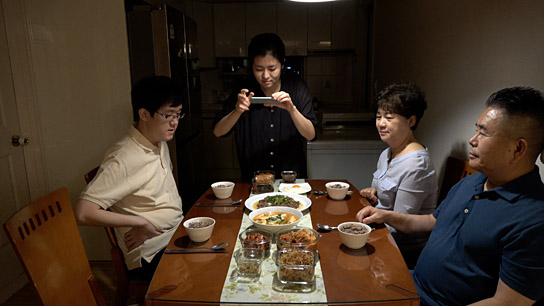 Youngbin Noh (2.v.l.) in "Mahlzeit!" (2021)