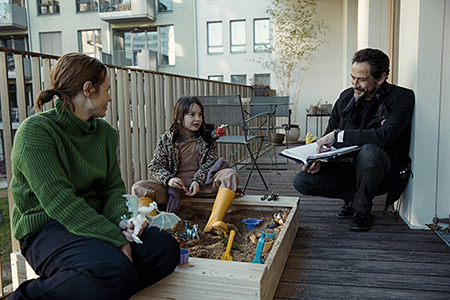 Karoline Herfurth, Pola Friedrichs, Christopher Doll (v.l.n.r.) bei den Dreharbeiten zu "Eine Million Minuten" (2024)