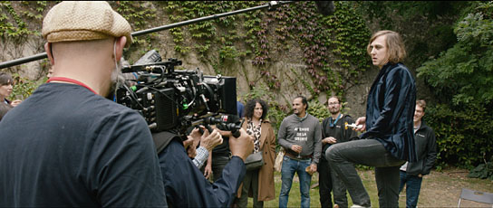 Lars Eidinger (vorne rechts) in "Lars Eidinger - Sein oder nicht sein" (2022)