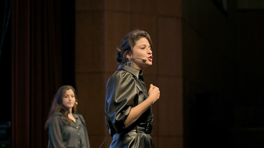 Sara Mardini (rechts) in "Sara Mardini - Gegen den Strom" (2023)