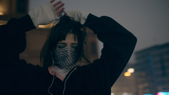 Sara Mardini in "Sara Mardini - Gegen den Strom" (2023)