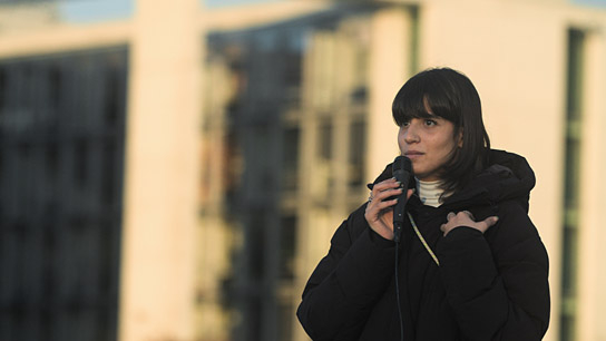 Sara Mardini in "Sara Mardini - Gegen den Strom" (2023)