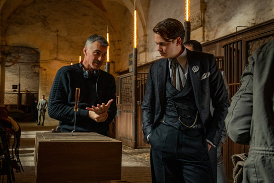Chad Stahelski (Regie), Bill Skarsgård (v.l.n.r.) bei den Dreharbeiten zu "John Wick: Kapitel 4" (2023)