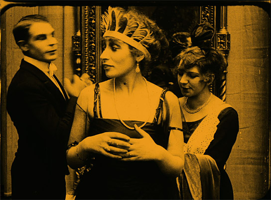 Screenshot mit Jane Bess (als Hanna Holl, MItte) aus "Die Erbschaft von New York" (1919)