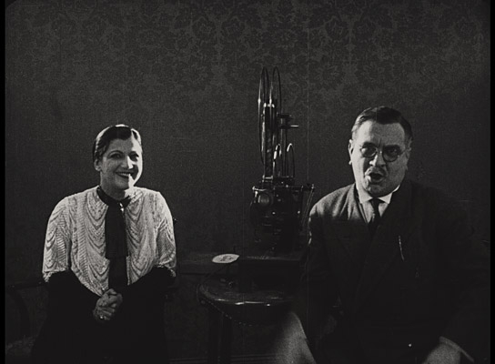 Screenshot mit Ellen Richter (links) aus "Moral" (1927)