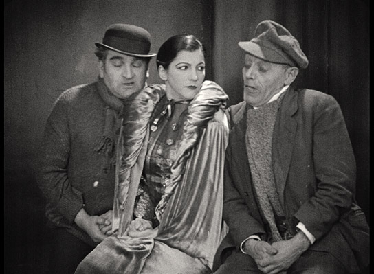 Screenshot mit Ellen Richter (Mitte) aus "Moral" (1927)