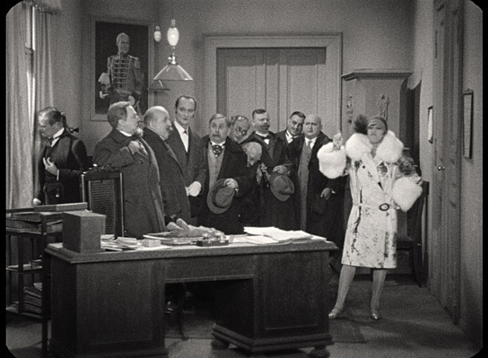 Screenshot mit Ellen Richter (rechts) aus "Moral" (1927)
