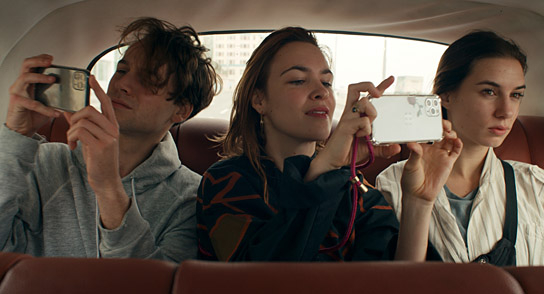 Leonard Scheicher, Victoria Schulz, Maya Unger (v.l.n.r.) in "Vamos a la Playa" (2022)