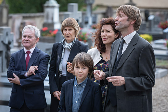 Benedikt Jenke (vorne), Fabienne Elaine Hollwege (2.v.r.), Luc Schiltz (rechts) in "Himbeeren mit Senf" (2021)