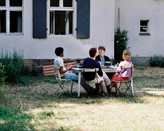 Langston Uibel, Enno Trebs, Thomas Schubert, Paula Beer (v.l.n.r.) in "Roter Himmel" (2023)