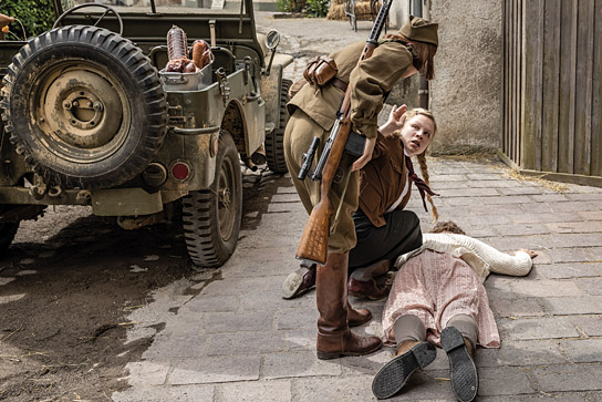 Eugénie Anselin (links), Anna Bachmann (Mitte) in "Der verlorene Zug" (2022)