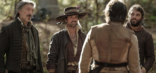 Vincent Cassel, Romain Duris, Pio Marmaï (v.l.n.r.), François Civil (von hinten) in "Die drei Musketiere - D'Artagnan" (2023)