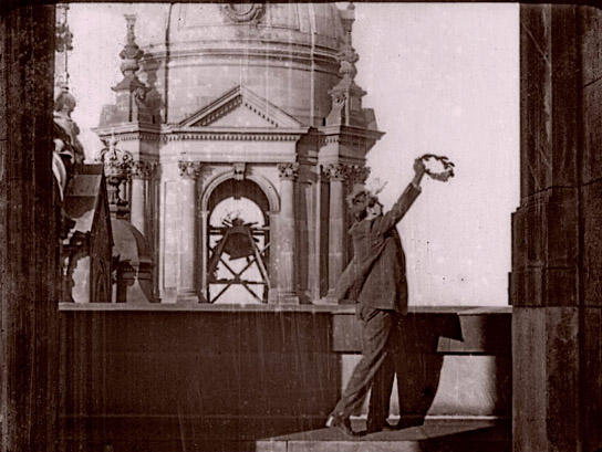 Screenshot mit Kurt Vespermann aus "Das große Licht" (1920)