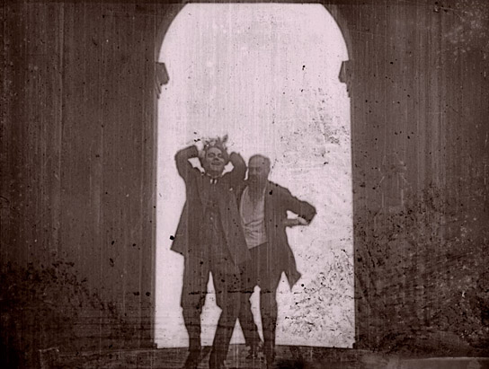 Screenshot mit Kurt Vespermann, Emil Jannings (v.l.n.r.) aus "Das große Licht" (1920)